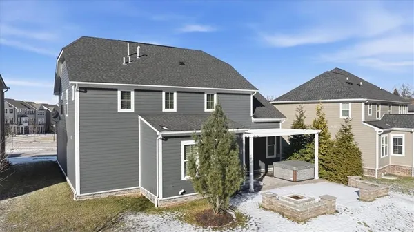 a view of a house with backyard
