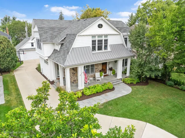a view of a yard in front of house
