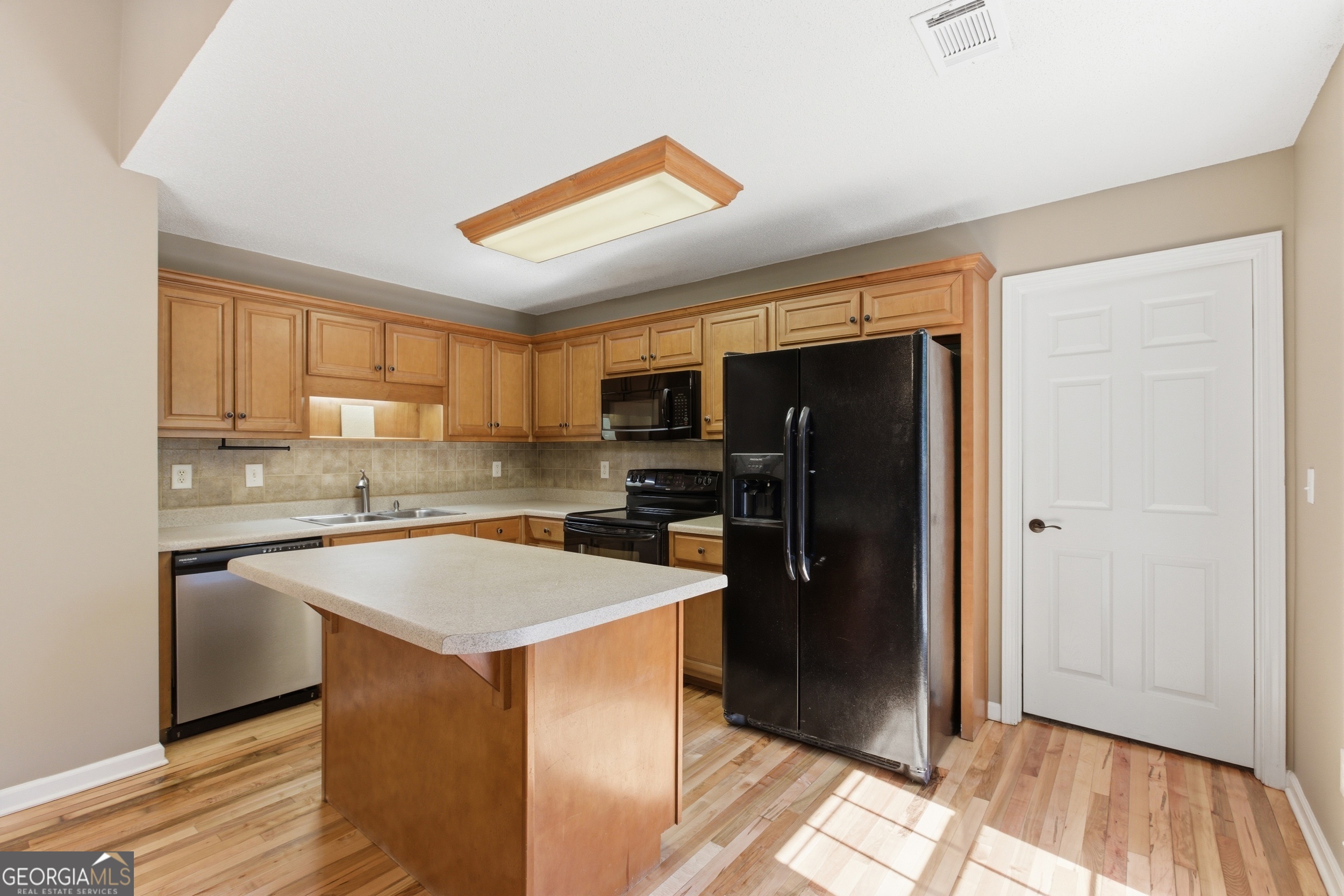 171 Winding Way Hartwell, GA 30643 - Photo 3 of 37 a kitchen with stainless steel appliances granite countertop a refrigerator and a sink