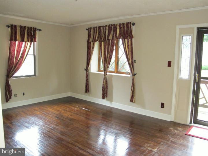 39 Edison Road Cherry Hill, NJ 08034 - Photo 2 of 10 Living Room