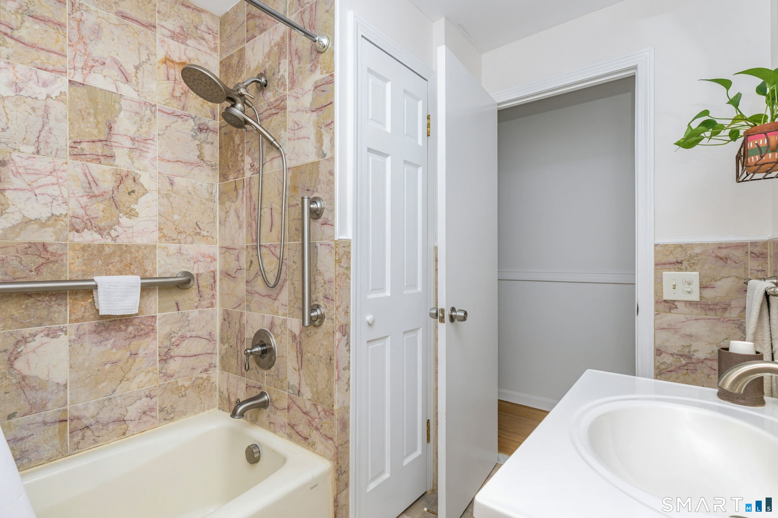 435 West Shepard Avenue Hamden, CT 06514 - Photo 15 of 37