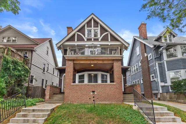 $2,100 | 1806 East Newberry Boulevard, Milwaukee, WI 53211
