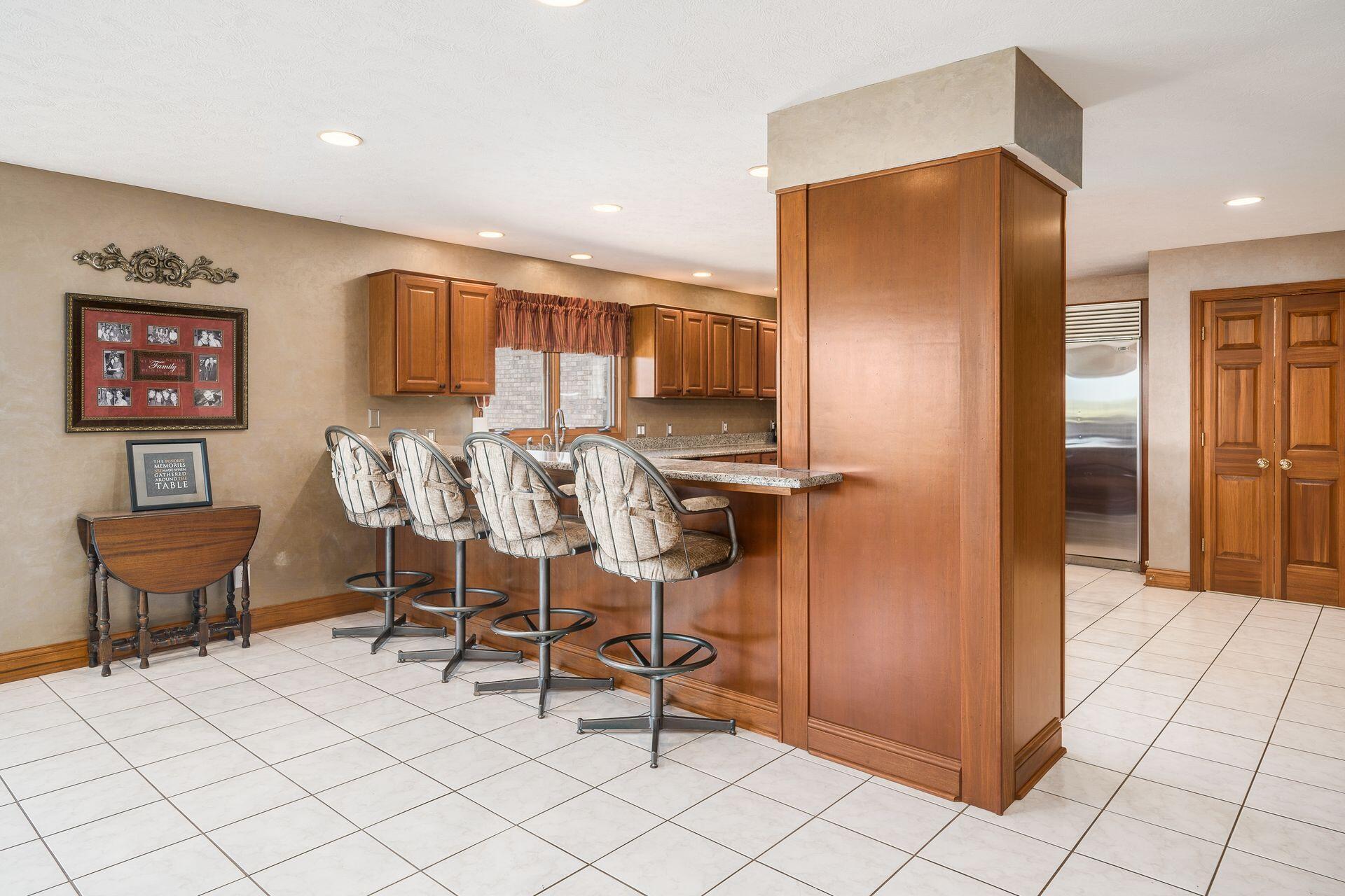 4411 Oakwood Road Springfield, OH 45502 - Photo 28 of 138 Kitchen w/ bar seating