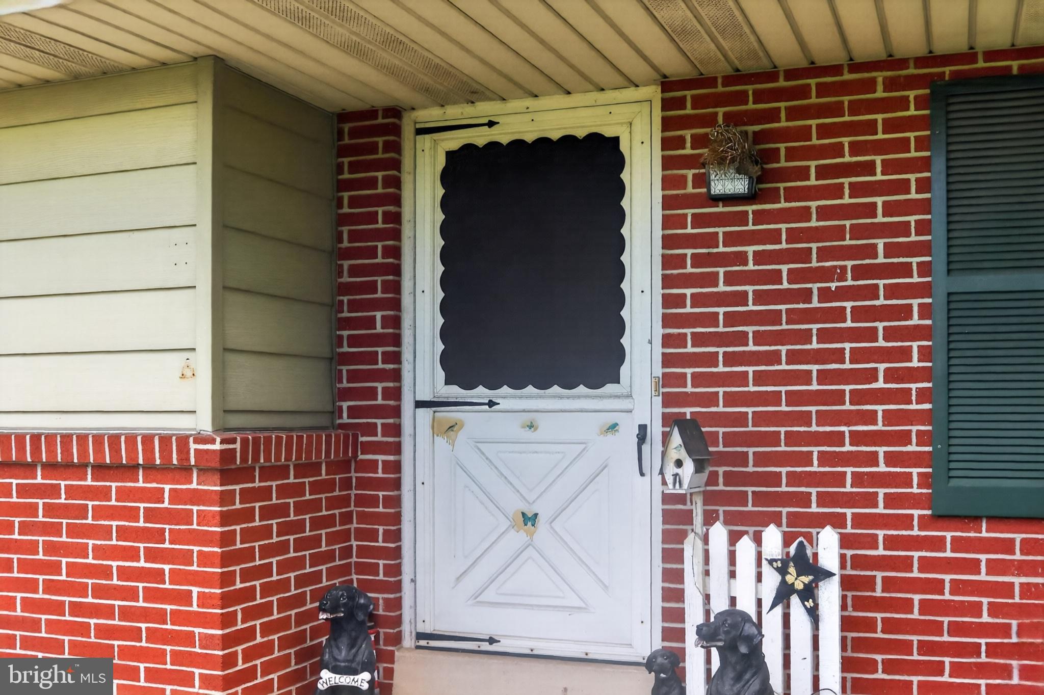 1106 Village Road Lancaster, PA 17602 - Photo 20 of 42 Charming entry with welcoming details.