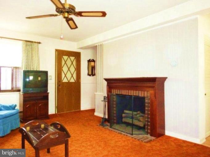 4 Crescent Road, Unit 4H Greenbelt, MD 20770 - Photo 11 of 14 Living Room #2