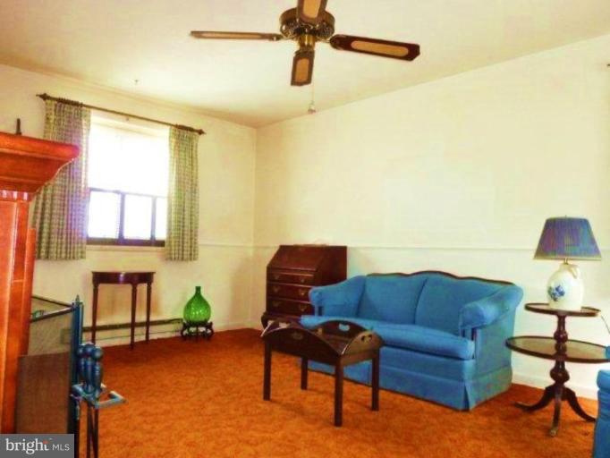 4 Crescent Road, Unit 4H Greenbelt, MD 20770 - Photo 10 of 14 Living Room