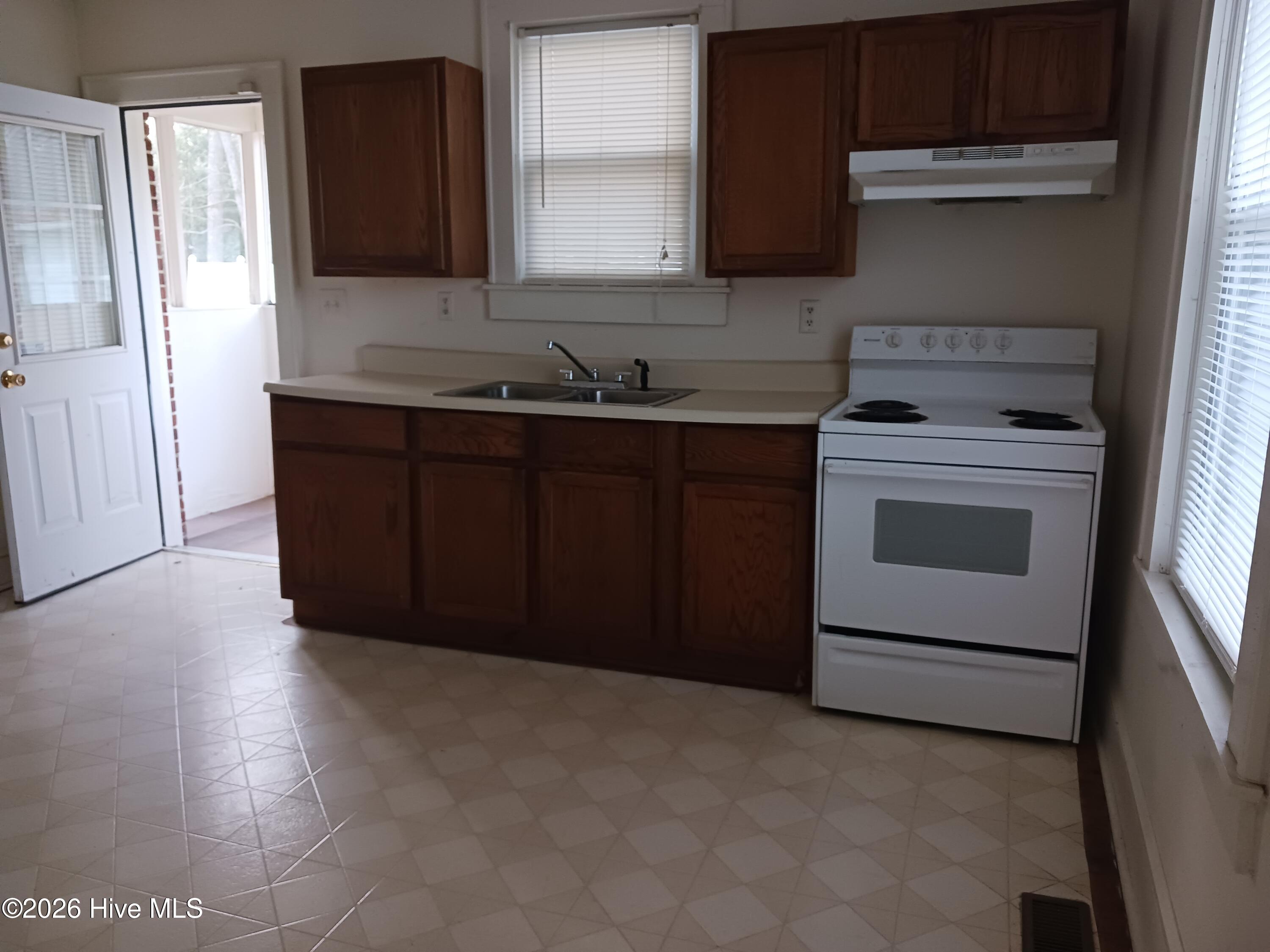 101 West Highland Avenue Kinston, NC 28501 - Photo 3 of 23 Kitchen