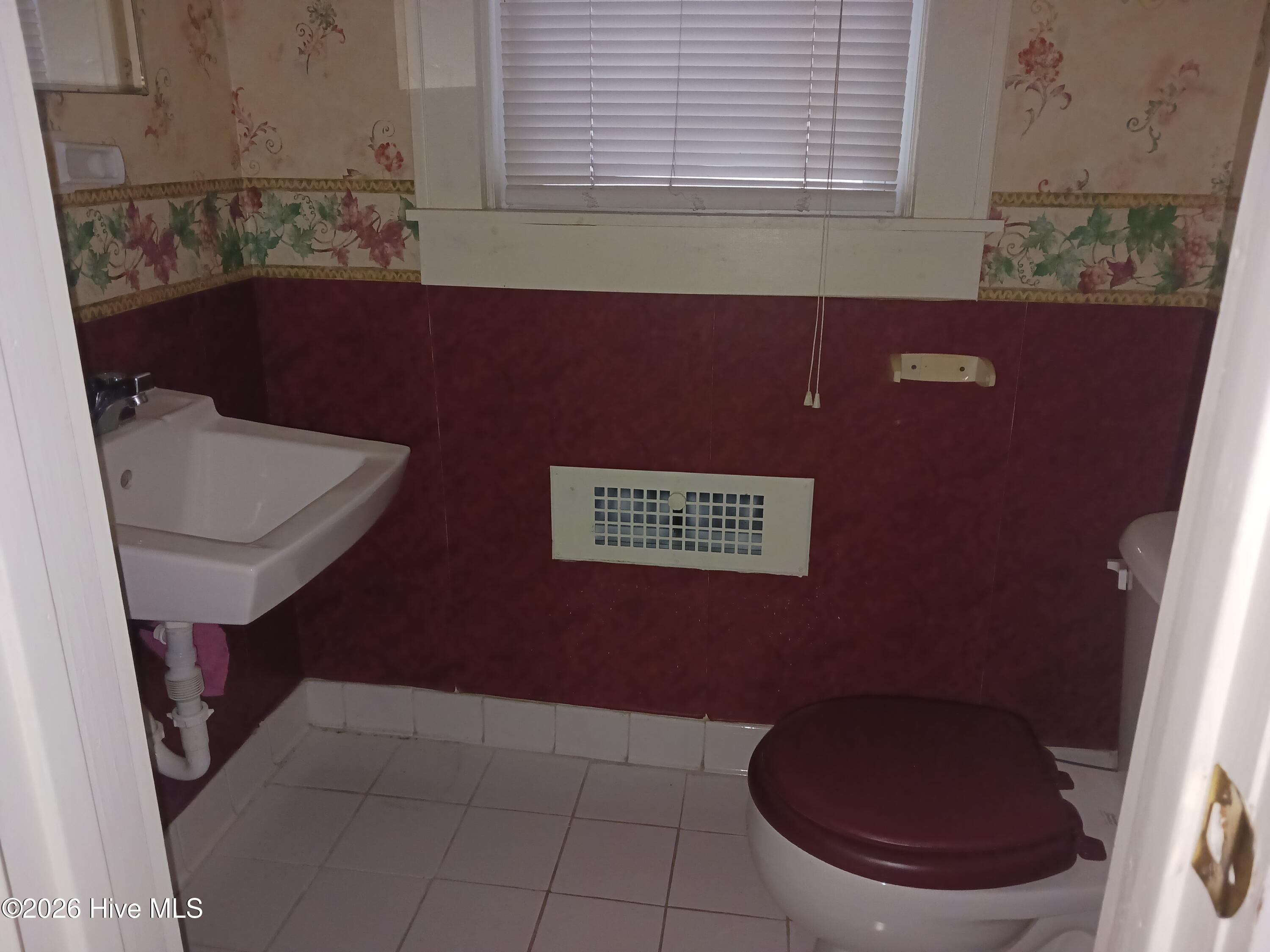 101 West Highland Avenue Kinston, NC 28501 - Photo 4 of 23 Half Bathroom