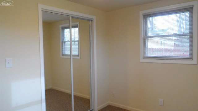 6107 Johnson Road Flushing, MI 48433 - Photo 16 of 29 21134625-15.JPG