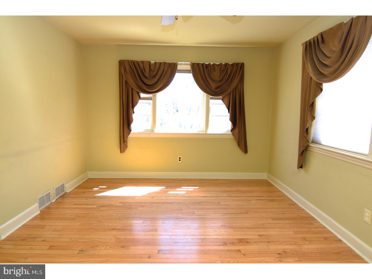 606 Clair Street Reading, PA 19607 - Photo 8 of 21 Living Room