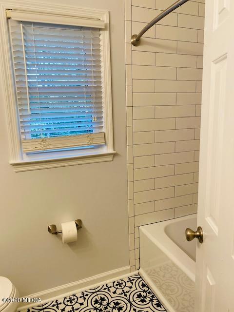 5305 Rivoli Drive Macon, GA 31210 - Photo 41 of 49 32-5305RivoliDrHallBthUp2