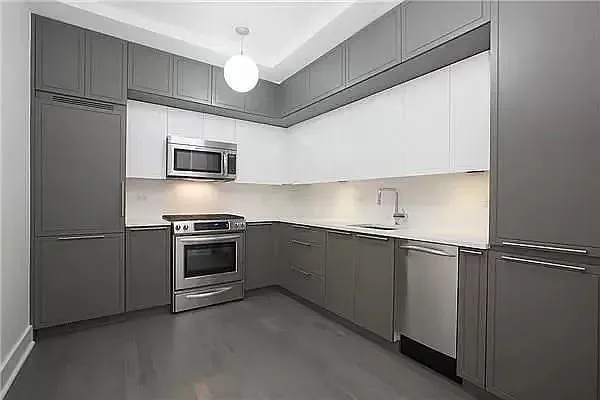 $860,000 | 416 West 52nd Street, Unit 610 | Hell's Kitchen