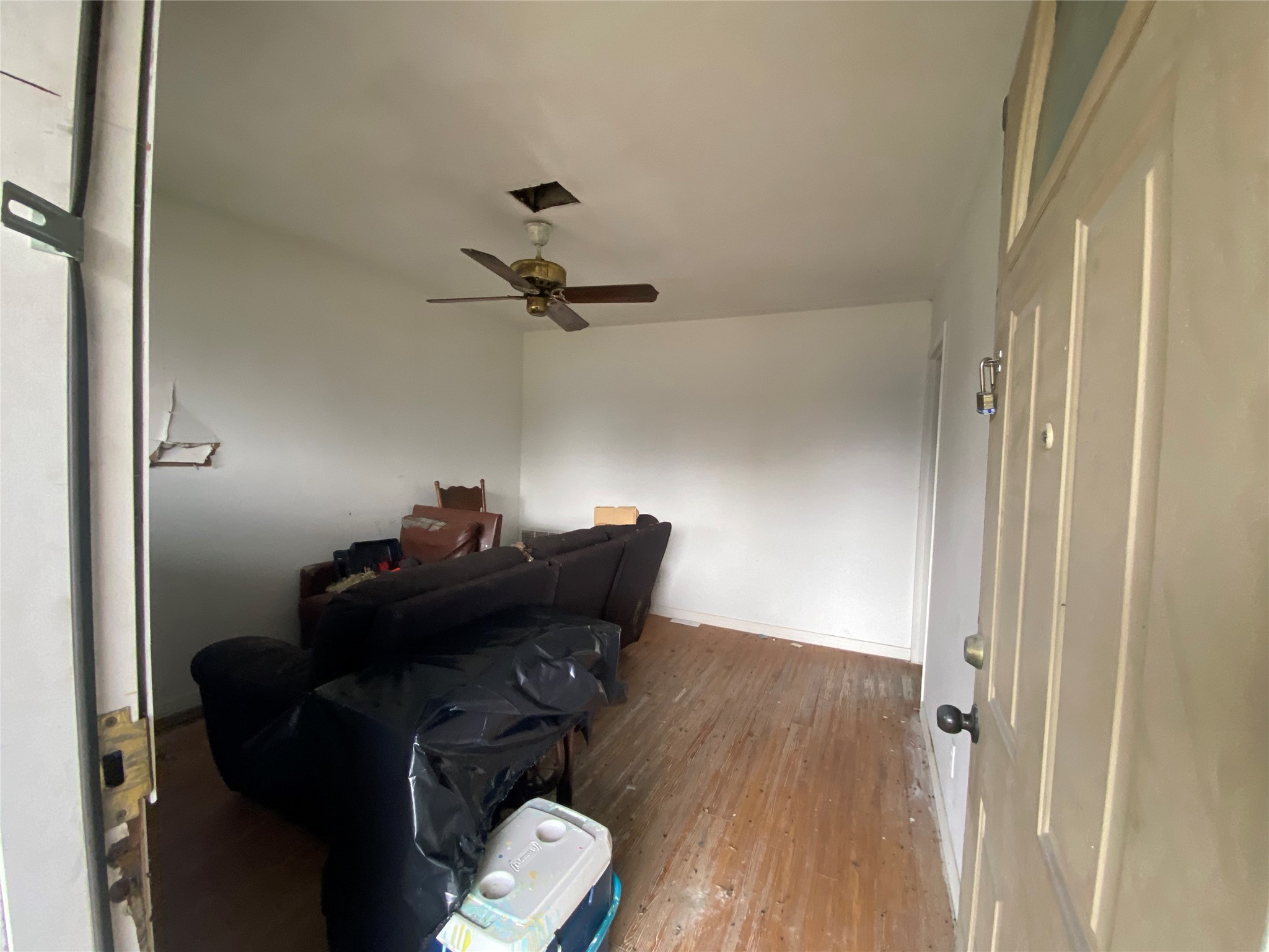 14947 Colville Street Channelview, TX 77530 - Photo 2 of 6 a living room with furniture
