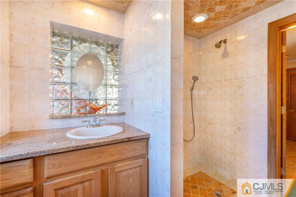 31 Barlow Road Edison, NJ 08817 - Photo 18 of 21 Gallery Image 18