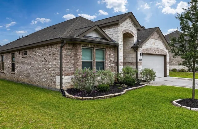 $2,425 | 5311 Latigo Court, Alvin, TX 77511