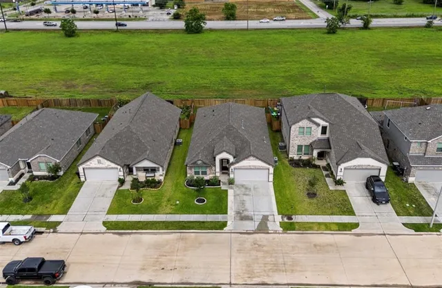 $2,425 | 5311 Latigo Court, Alvin, TX 77511