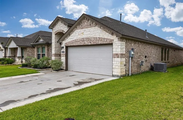 $2,425 | 5311 Latigo Court, Alvin, TX 77511