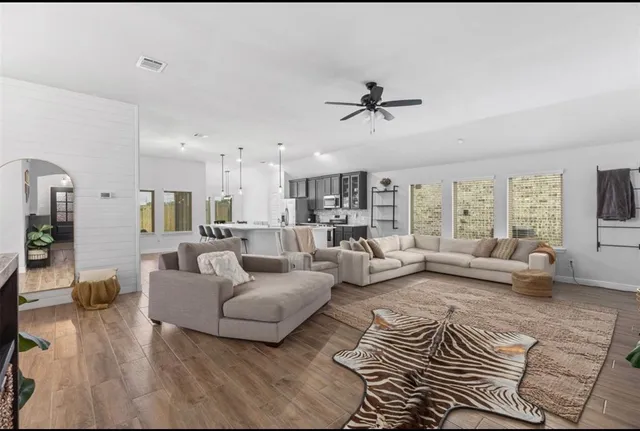 $2,425 | 5311 Latigo Court, Alvin, TX 77511