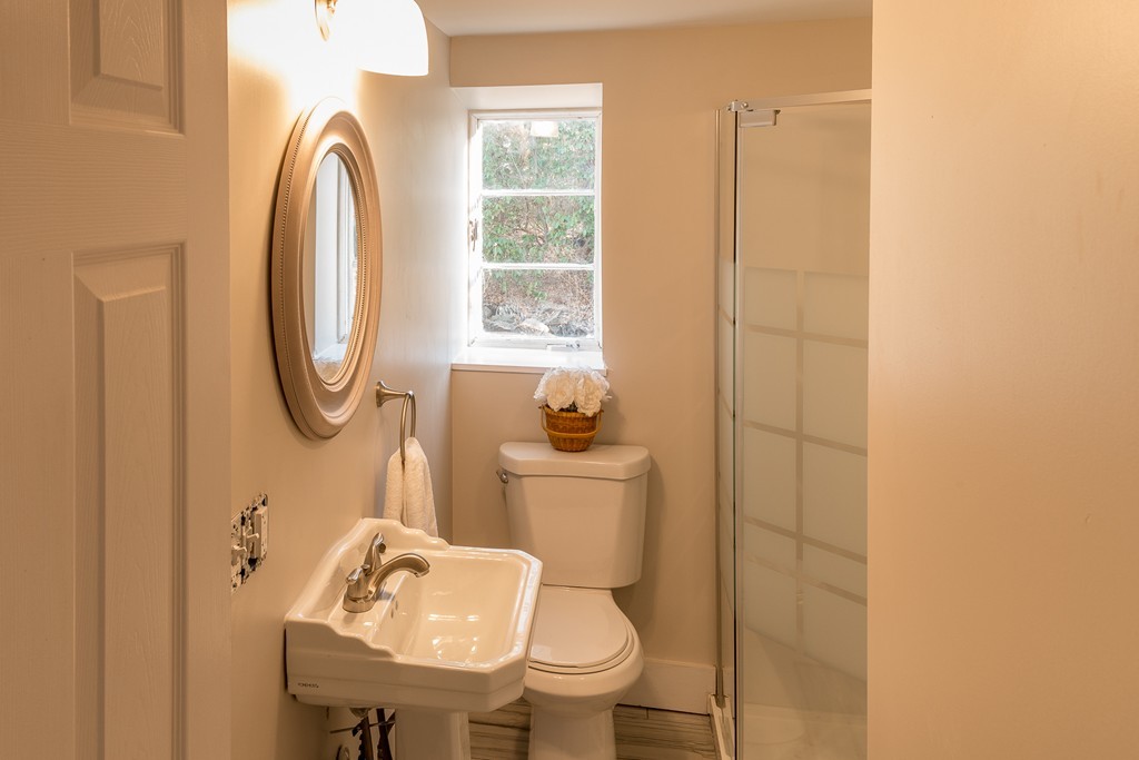 43 Shorewood Road Marblehead, MA 01945 - Photo 20 of 30 a bathroom with a toilet and a sink