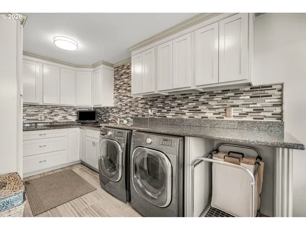 $1,250,000 | 710 North Molalla Avenue, Molalla, OR 97038