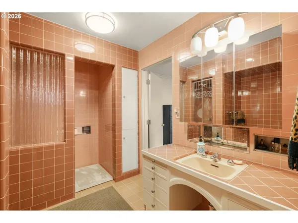 $1,250,000 | 710 North Molalla Avenue, Molalla, OR 97038