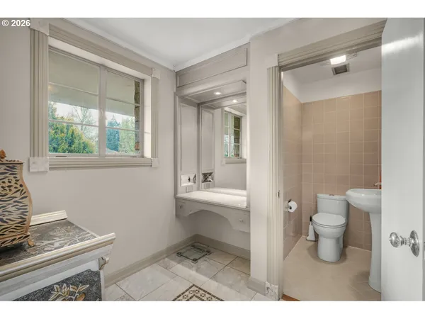 $1,250,000 | 710 North Molalla Avenue, Molalla, OR 97038