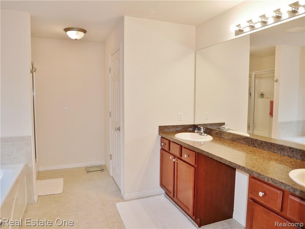 811 Monterey Ln. Rochester, MI 48307 - Photo 15 of 23 master bath.JPG
