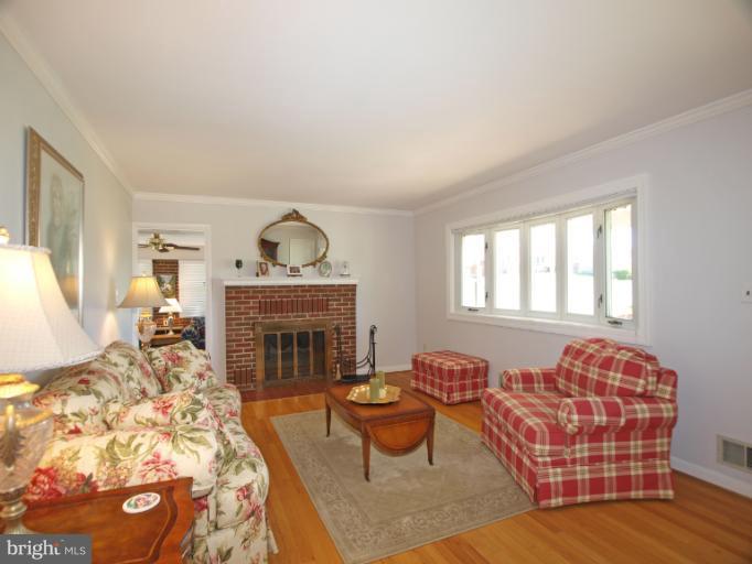 2720 Old Briggs Chaney Road Silver Spring, MD 20905 - Photo 17 of 25 Living Room