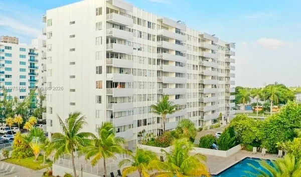 $1,600 | 7545 East Treasure Drive, Unit 3I, North Bay Village, FL 33141