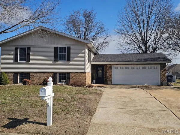 $299,000 | 806 Windy Way, Steeleville, IL 62288