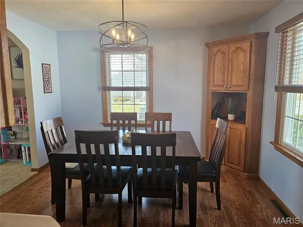 $285,000 | 806 Windy Way, Steeleville, IL 62288