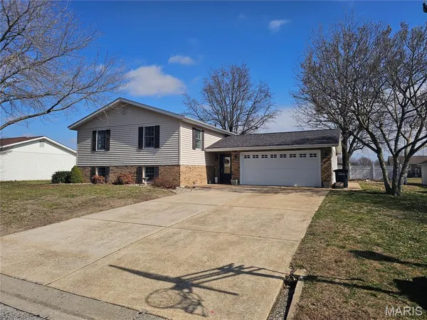 $285,000 | 806 Windy Way, Steeleville, IL 62288