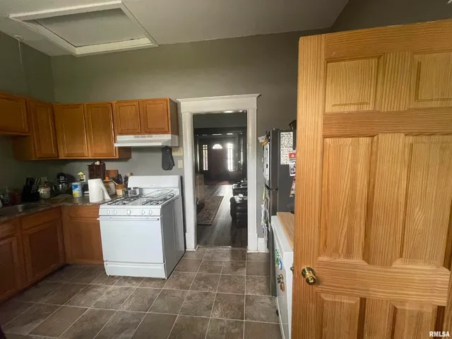 a view of a kitchen and dining room