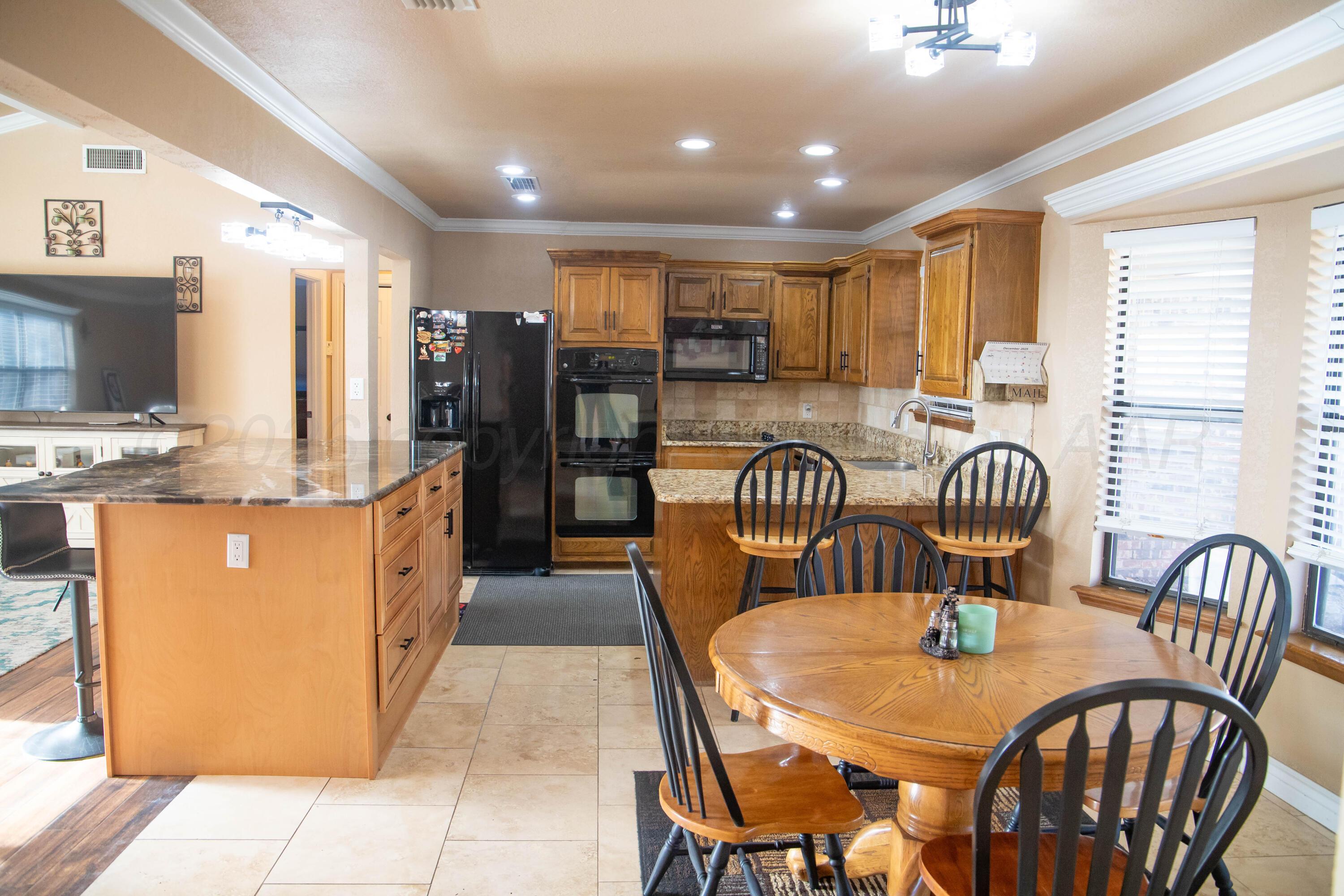 107 Pinehurst Street Borger, TX 79007 - Photo 9 of 33 IMG_7860