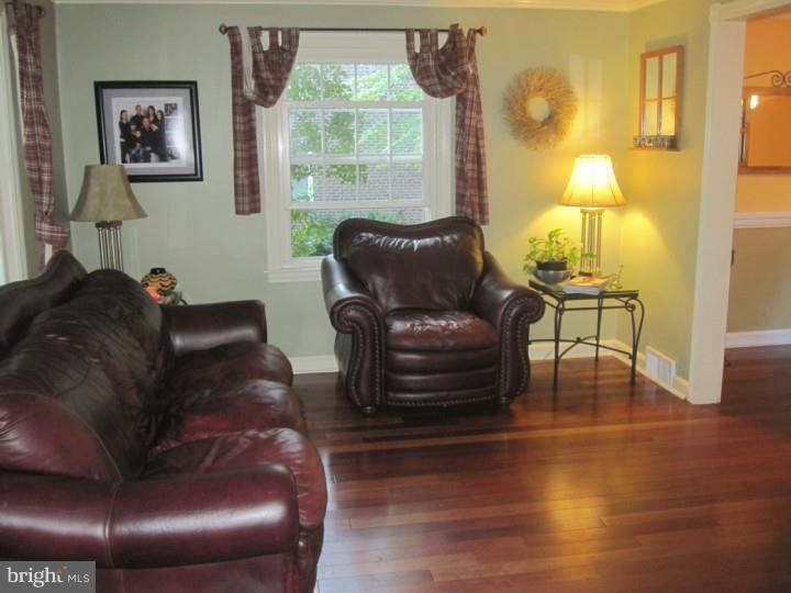 37 White Oak Road Springfield, PA 19064 - Photo 3 of 15 Living Room