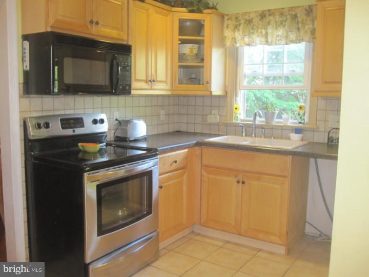 37 White Oak Road Springfield, PA 19064 - Photo 4 of 15 Kitchen