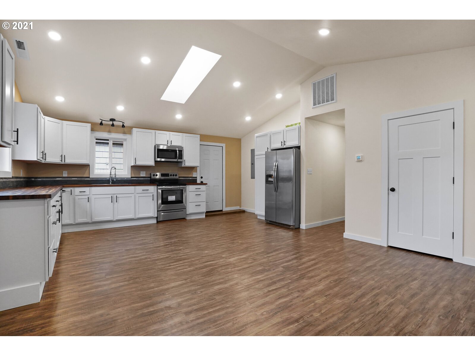 195 Mize Road Southeast Salem, OR 97302 - Photo 3 of 12 a view of kitchen with refrigerator microwave and stove