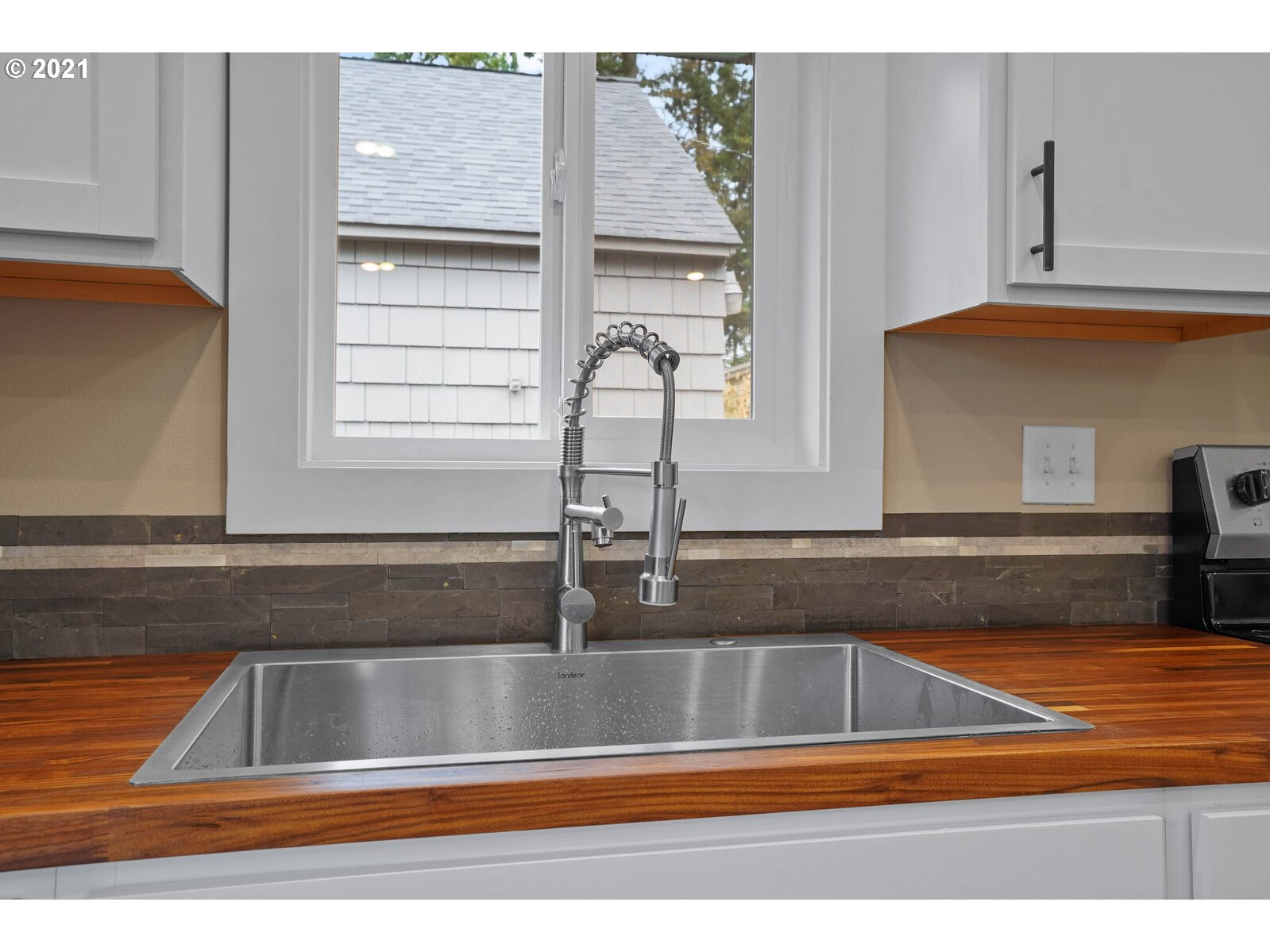 195 Mize Road Southeast Salem, OR 97302 - Photo 5 of 12 a view of kitchen sink