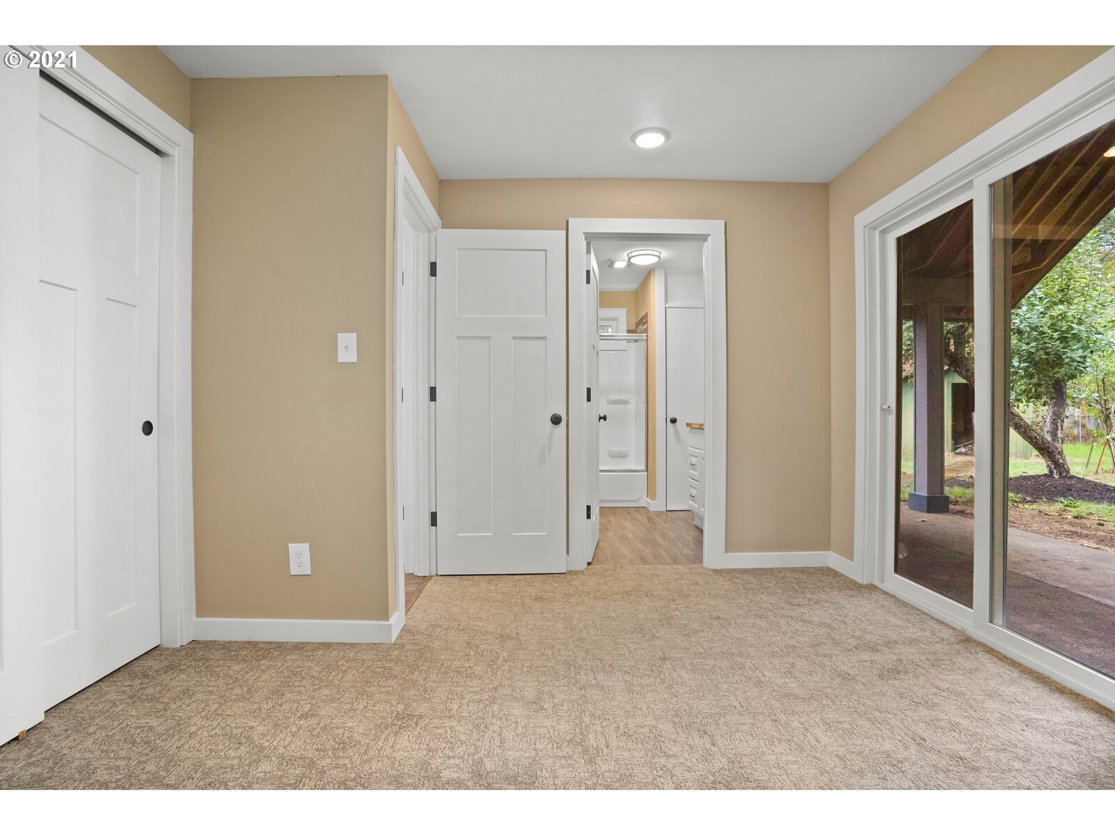 195 Mize Road Southeast Salem, OR 97302 - Photo 6 of 12 a view of an empty room with glass door