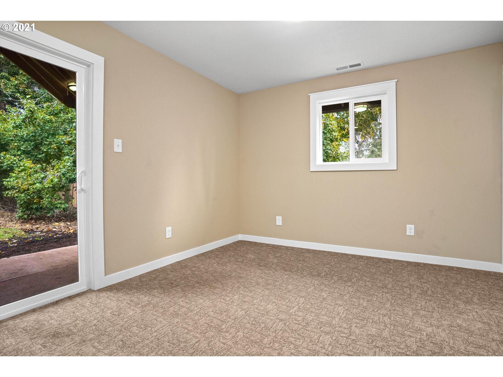 195 Mize Road Southeast Salem, OR 97302 - Photo 7 of 12 an empty room that has a window