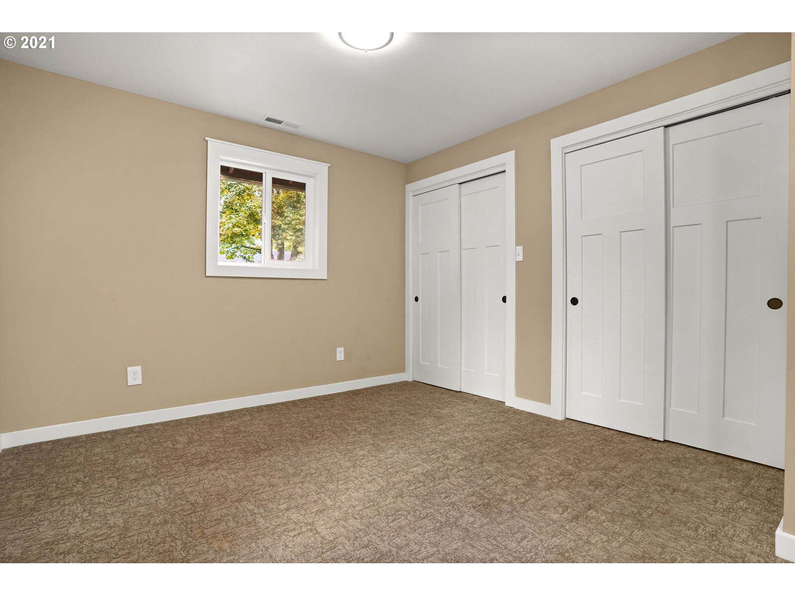 195 Mize Road Southeast Salem, OR 97302 - Photo 8 of 12 a view of an empty room with a window