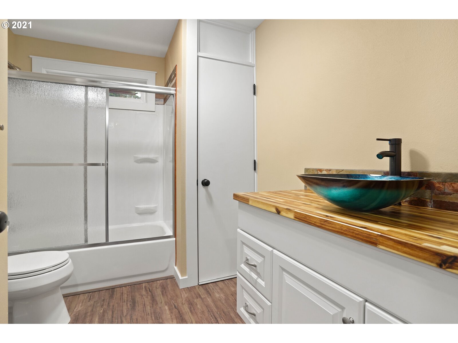 195 Mize Road Southeast Salem, OR 97302 - Photo 9 of 12 a bathroom with a sink a toilet and shower