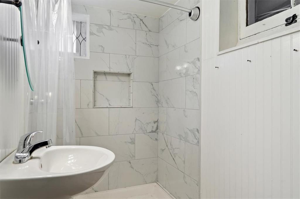 831 Malvern Road Pittsburgh, PA 15202 - Photo 24 of 33 a bathroom with a bathtub and shower