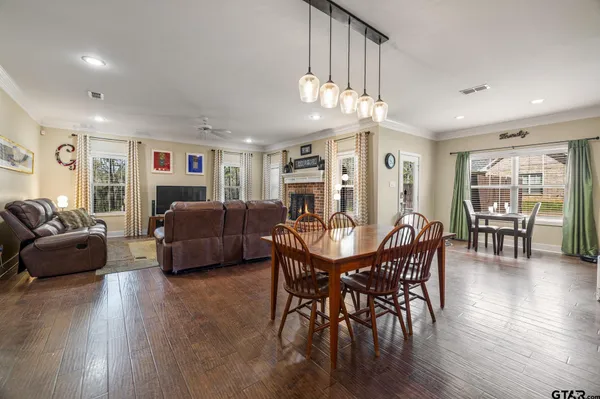 a view of a livingroom and dining room