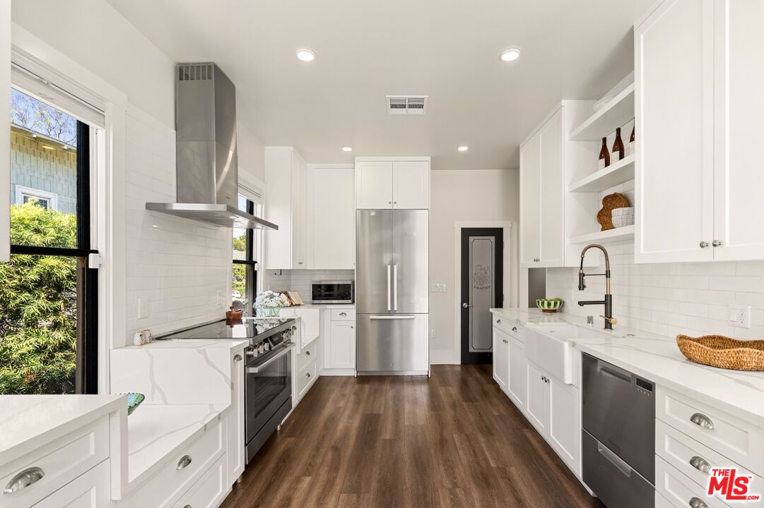 326 West 10th Street Long Beach, CA 90813 - Photo 9 of 32