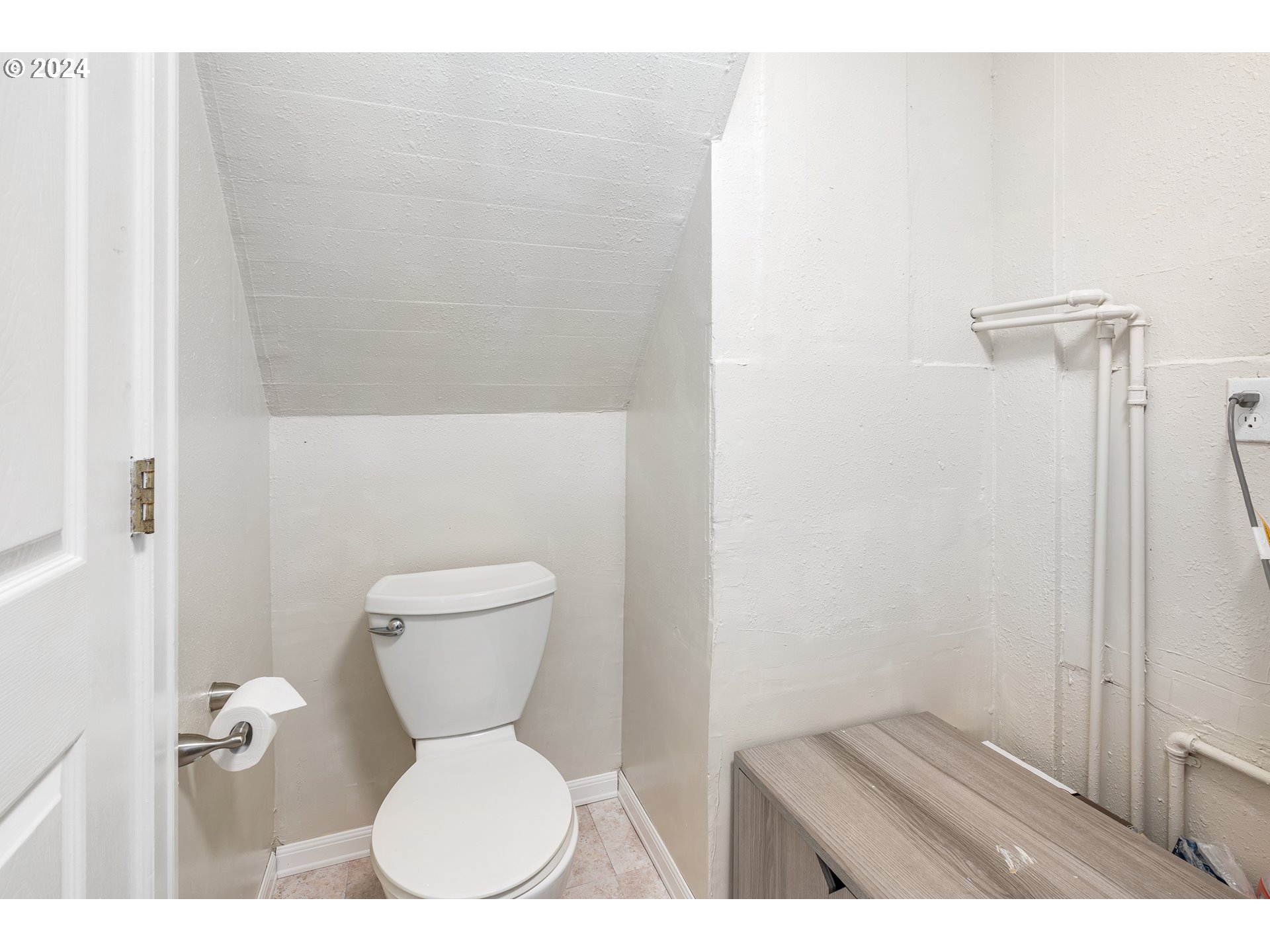 3305 Northwest Glencoe Road Hillsboro, OR 97124 - Photo 12 of 36 a bathroom with a toilet