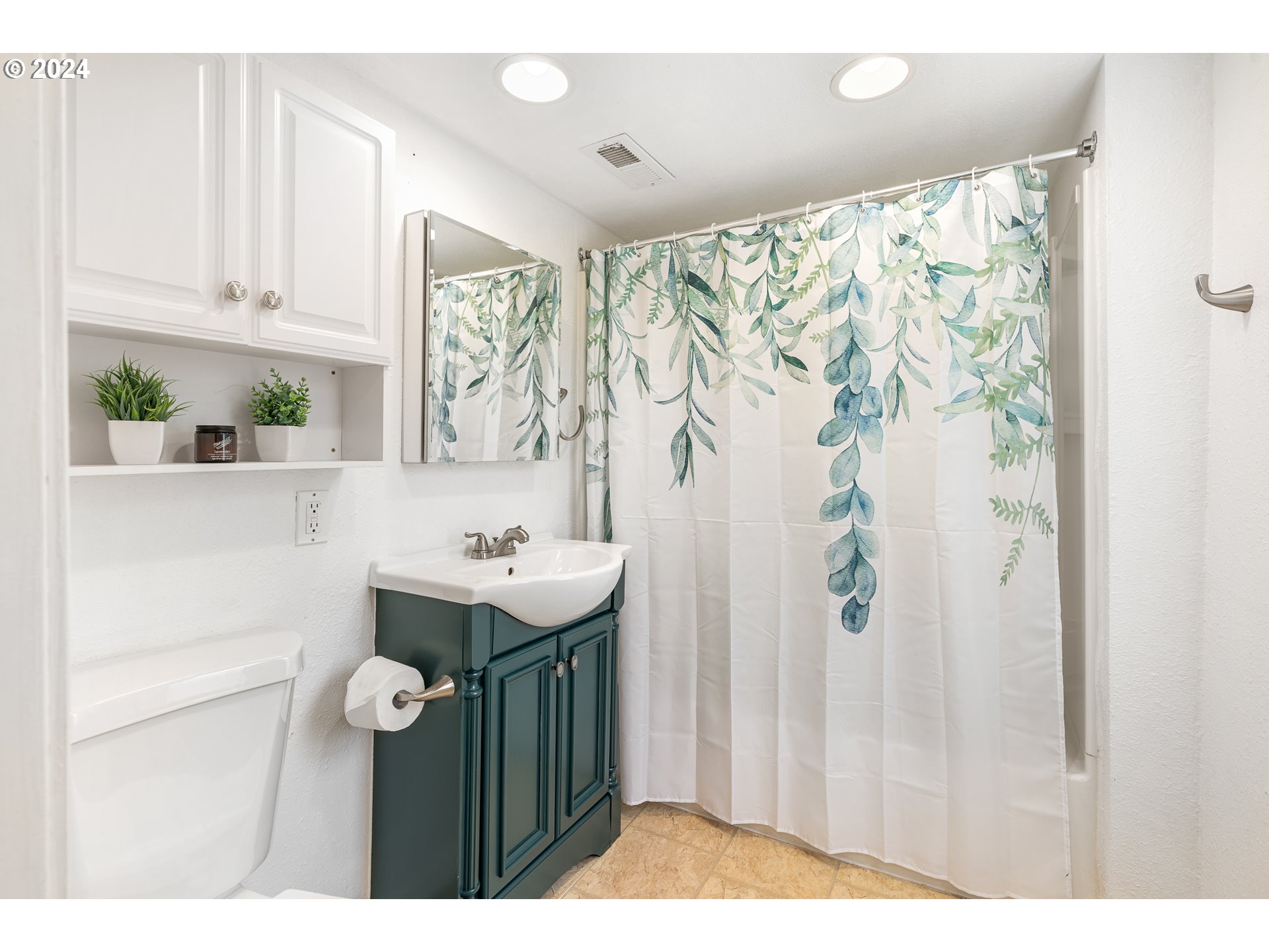 3305 Northwest Glencoe Road Hillsboro, OR 97124 - Photo 19 of 36 a bathroom with a sink and mirror