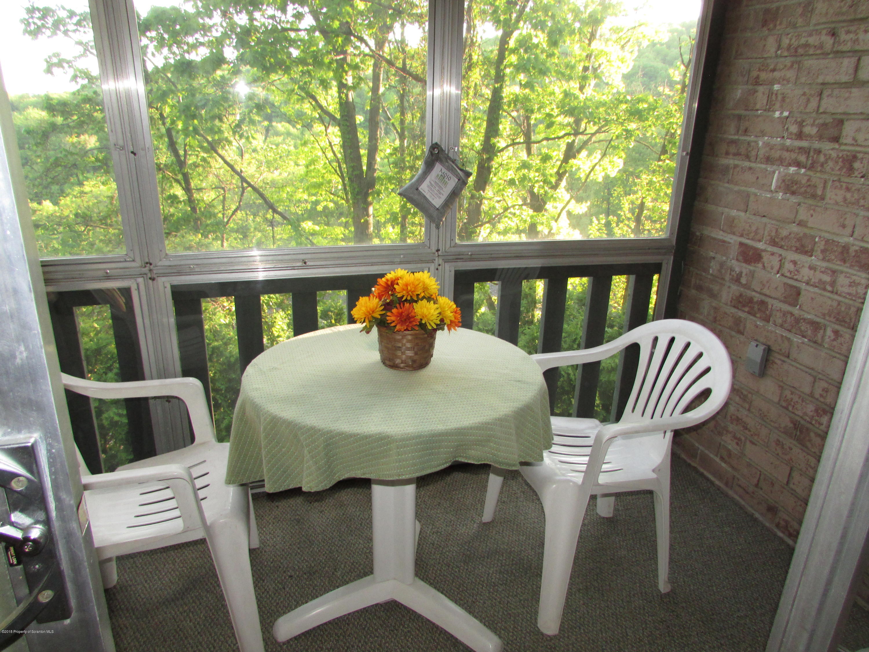 1506 Summit Pointe Drive Scranton, PA 18508 - Photo 5 of 28 Gallery Image 5