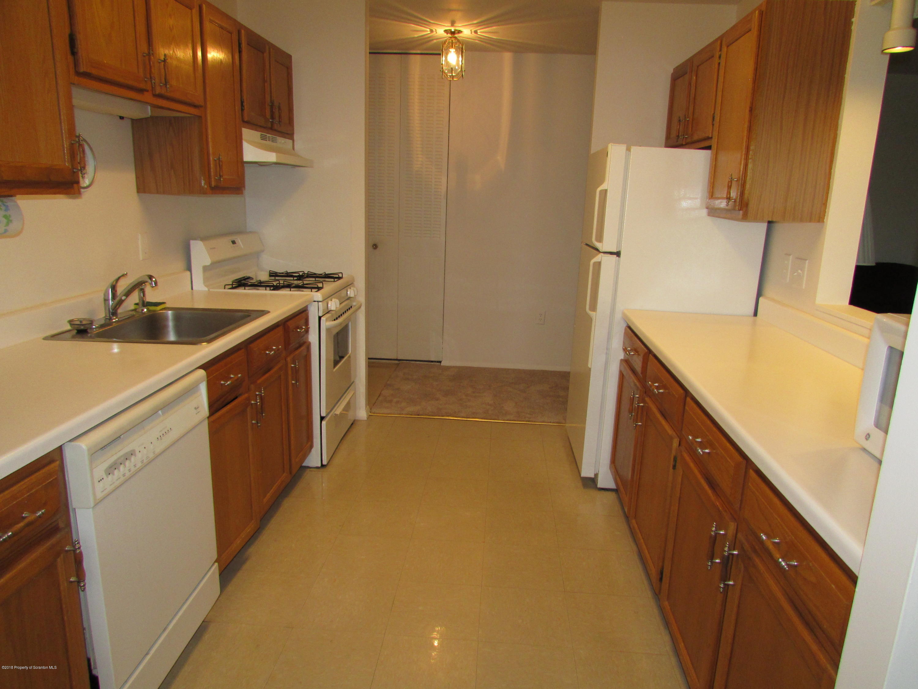 1506 Summit Pointe Drive Scranton, PA 18508 - Photo 8 of 28 Gallery Image 8