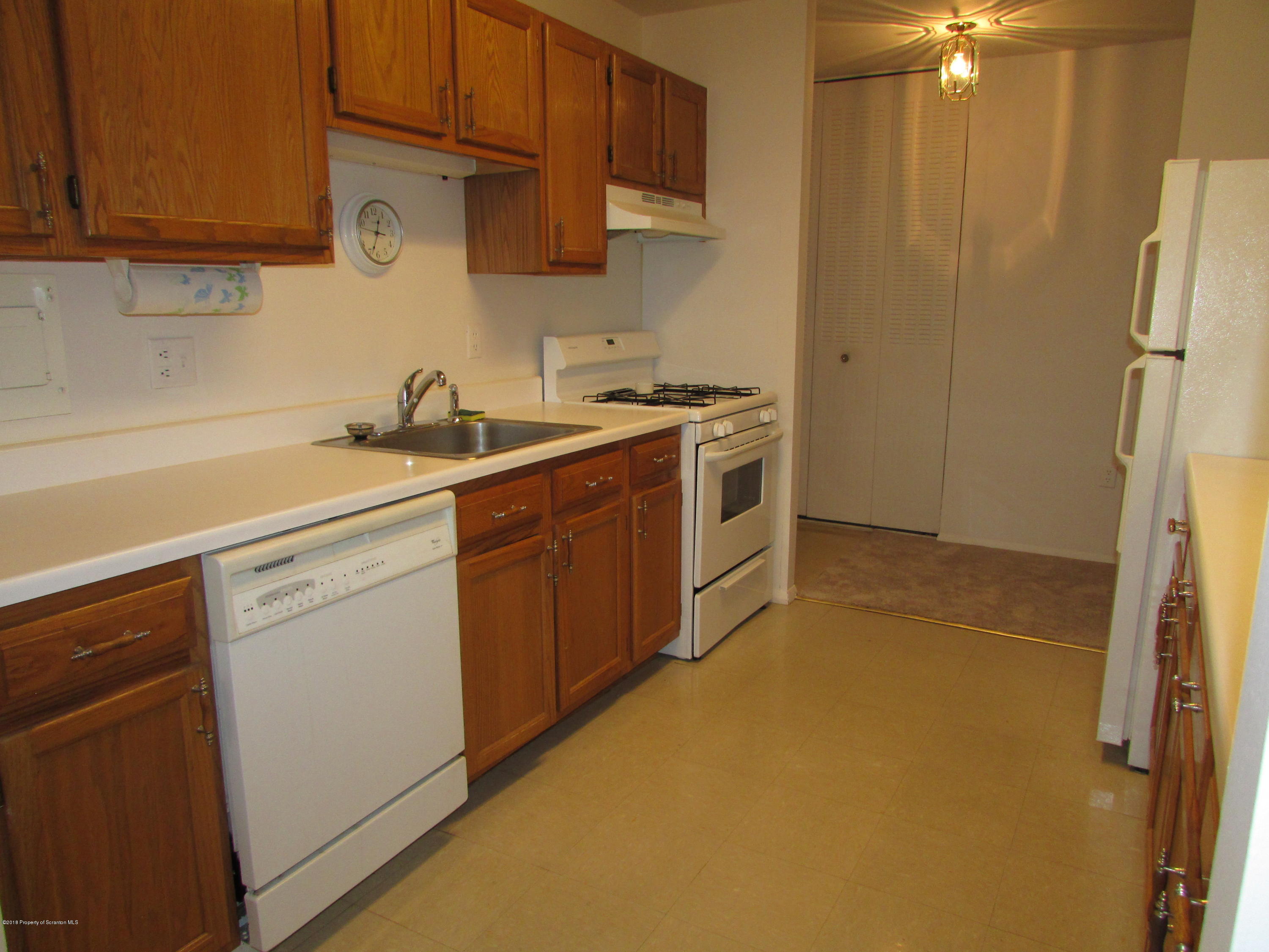 1506 Summit Pointe Drive Scranton, PA 18508 - Photo 9 of 28 Gallery Image 9